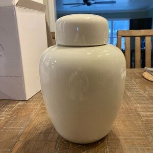 Elegant Creamy white Ceramic Memorial Urn NIB